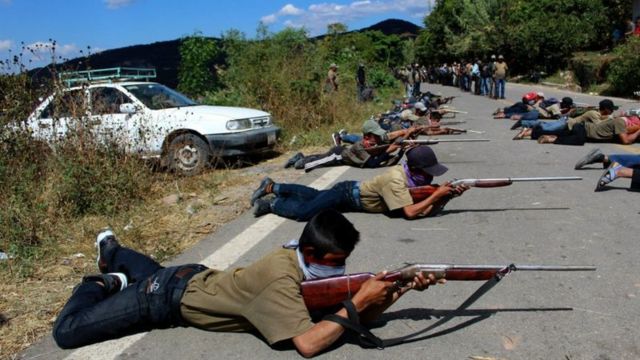 Crianças em treinamento armado em Alcozacán