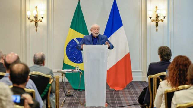 Lula discursando na França
