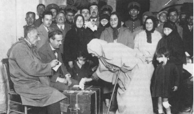 1935 genel seçimlerinde ilk kez oy kullanan bir kadın