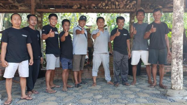 I Made Agus Gelgel Wirasuta melakukan bimbingan dengan pengrajin arak di desa Bongkasa, Bali.