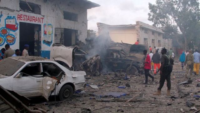 Carros destruídos por atentado na Somália