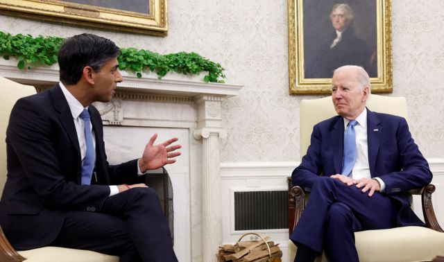 Sunik falando com Joe Biden durante encontro na Casa Branca, nos Estados Unidos