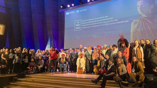 Pessoas tirando foto em grupo em conferência da ONU sobre povos indígenas