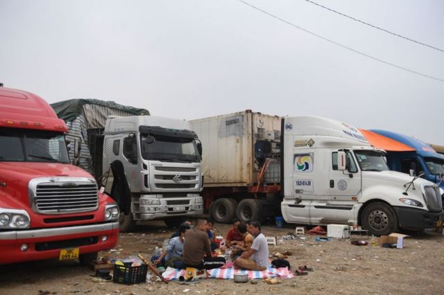 Lorries waiting to cross VN-China border 