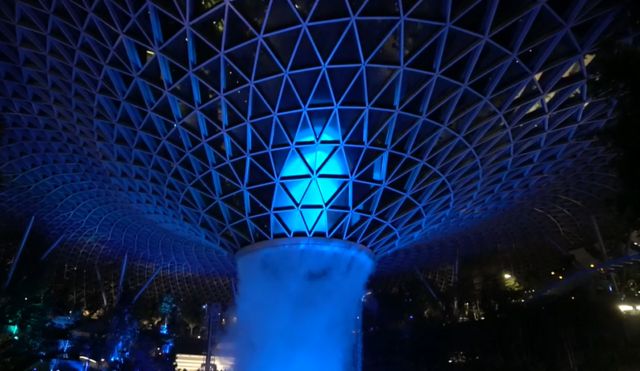 تصویری از آبشار مصنوعی در فرودگاه