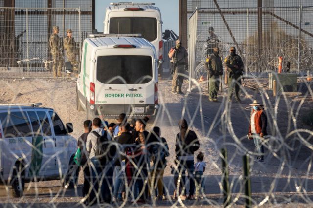 Policiais prendem imigrantes ilegais que tentavam cruzar a fronteira do México com os EUA no Texas, entre eles menores desacompanhados