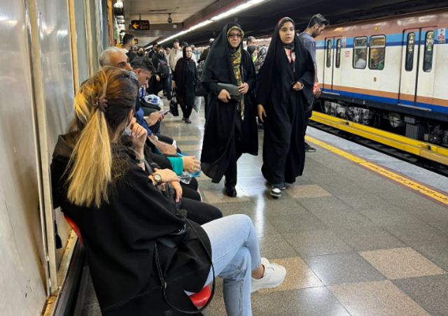 زنان با حجاب اختیاری در مترو