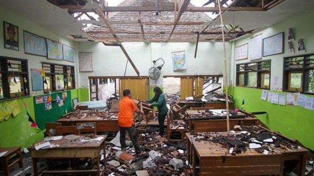 Guru menyelamatkan sejumlah barang yang masih dapat digunakan pasca kebakaran di SDN Jenggot 2, Krembung, Sidoarjo, Jawa Timur, Kamis (16/11/2023). 