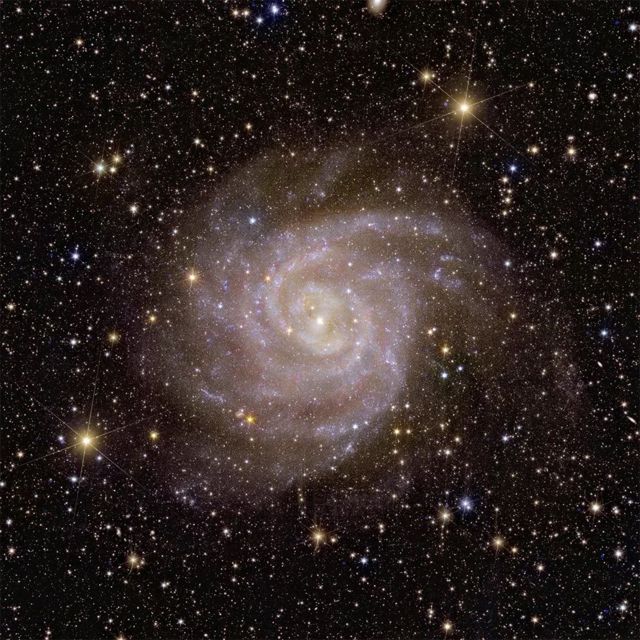 Imagem da galáxia espiral IC 342 (a "Galáxia Oculta")