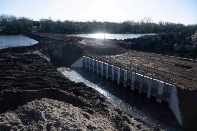 Las obras de emergencia para construir un dique provisorio en Uruguay.