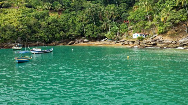 foto de praia em Ilhabela, vista a partir do mar