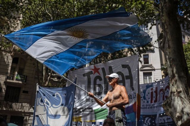 Manifestante exhibe bandera argentina