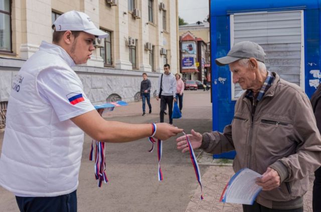 Một tình nguyện viên vận động cho cuộc trưng cầu dân ý ở trung tâm thành phố Luhansk, Ukraine, ngày 22 tháng 9 năm 2022