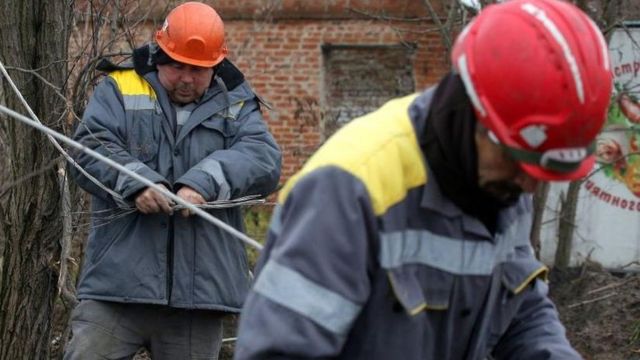 Ukraine electricity workers