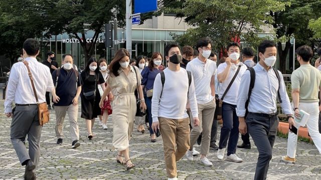 Pessoas de máscaras em Seul