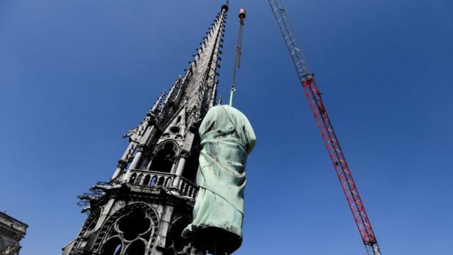 Estatuas retiradas en Notre Dame.