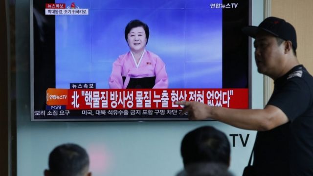 朝鮮中央テレビの映像を見る韓国の人たち