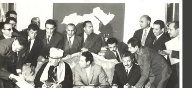 القذافي يتوسط رئيسي شمال وجنوب اليمن عند التوقيع على أولى اتفاقيات الوحدة اليمنية في طرابلس 28 نوفمبر/تشرين الثاني 1972