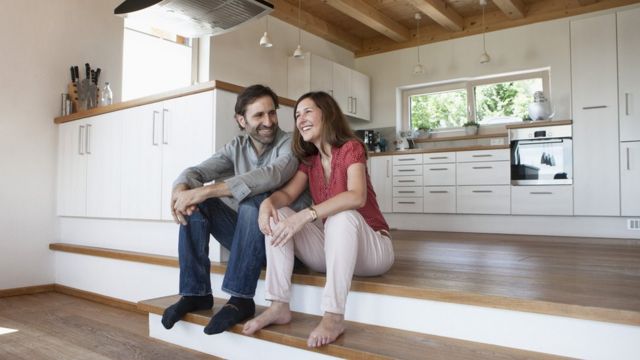 Pareja en la cocina.