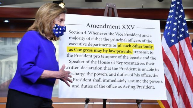 众议院议长佩洛西去年建议立法允许国会根据宪法第25修正案进行干预，以罢免总统的资料照片。