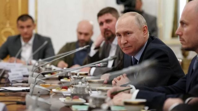 Tổng thống Nga Vladimir Putin trong cuộc họ báo với các phóng viên Nga tại Moscow hôm 13/6