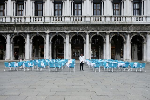 Konobar nema koga da usluži u restoranu na Trgu Svetog Marka u Veneciji, koji je u normalnim okolnostima jedan od najposećenijih gradova
