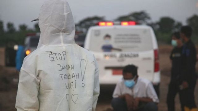 Jumlah korban meninggal di Jakarta terus meningkat. Ada 180 jenazah yang dikuburkan dalam sehari di tempat pemakaman umum khusus jenazah Covid-19 di Rorotan, Cilincing, Jakarta Utara, Rabu (23/06).