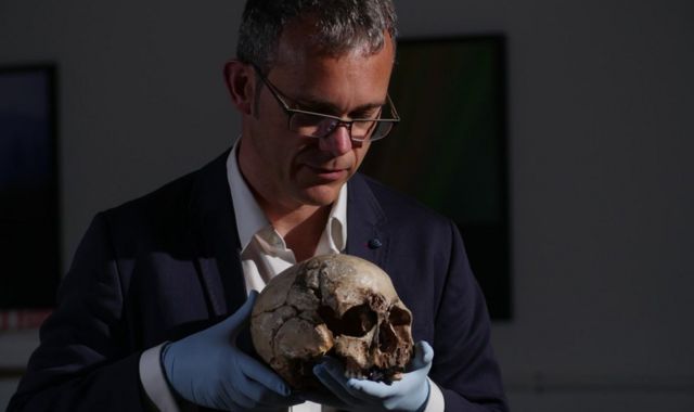 DNA shows first modern Briton had dark skin, blue eyes