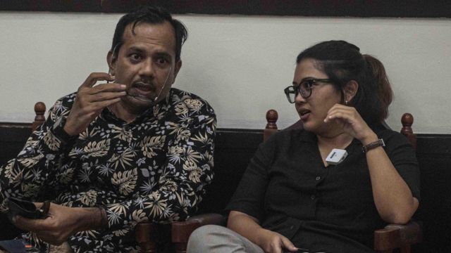 Direktur Lokataru Haris Azhar (kiri) dan Koordinator KontraS Fatia Maulidiyanti (kanan) di Pengadilan Negeri Jakarta Timur, Jakarta, Senin (03/04)