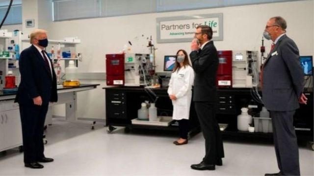 Trump inspects a laboratory developing a new corona vaccine.