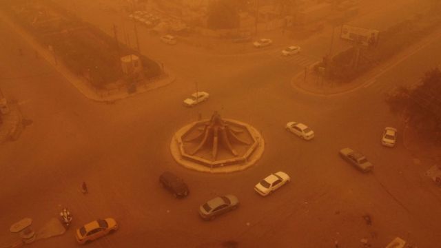 صورة جوية تظهر مدينة الناصرية جنوب العراق خلال عاصفة رملية شديدة في 5 مايو/أيار 2022