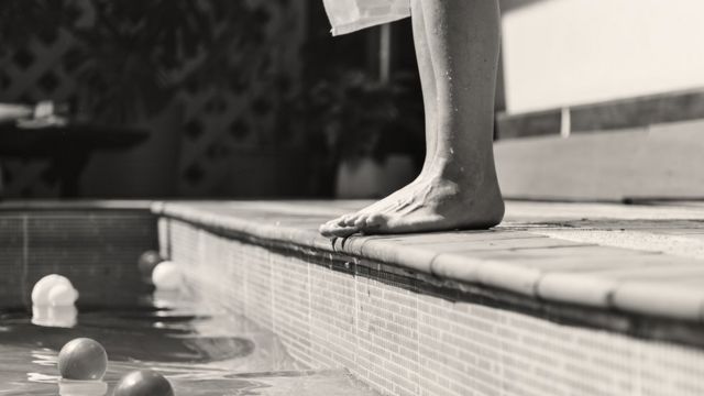 Nos obligaban a meternos desnudos a la piscina para tocarnos