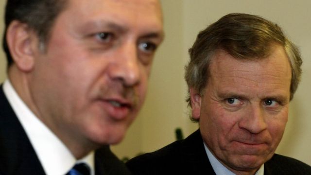 Eski NATO Genel Sekreteri Hoop Scheffer: Türkiye vazgeçilemez konumu nedeniyle bizi baskı altına alıyor 2 Eski NATO Genel Sekreteri Jaap de Hoop Scheffer, 2004'te Başbakan Recep Tayyip Erdoğan ile Ankara'daki basın toplantısında