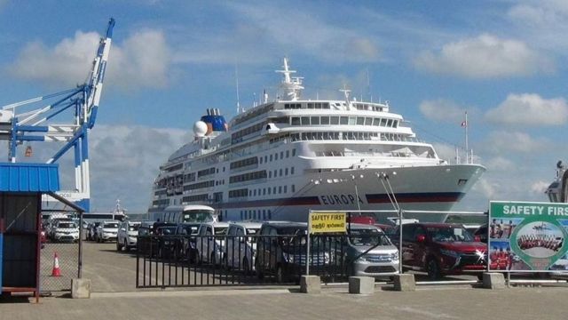 ஹம்பாந்தோட்டை துறைமுகம்