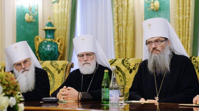 Митрополит Запорожский и Мелитопольский Лука (Коваленко) (на фото справа) во время внеочередного заседания Священного синода в Москве