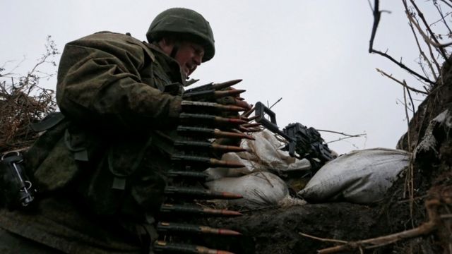 یک شورشی مورد حمایت روسیه در یک موضع رزمی در فرونز در منطقه لوهانسک اوکراین