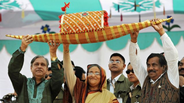 দলের প্রতীক হাতে আওয়ামী লীগ নেত্রী শেখ হাসিনা