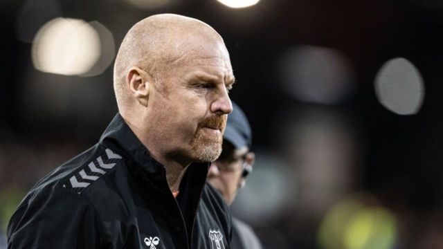 Sean Dyche walks off at the end of the match during the Premier League match between Luton Town and Everton