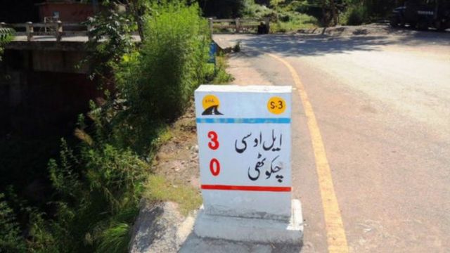 चकोठी बाज़ार में लगा मील का पत्थर.