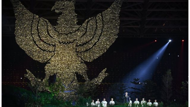 Biểu tượng đại bàng của Indonesia với tên gọi Garuda Pancasila được tái hiện trên sân khấu.