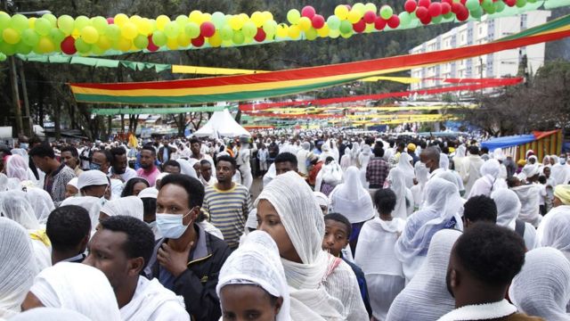 Abantu bakoraiye mw'isengero ya Entoto Kidane Mehret i Adis Ababa, Ethiopia
