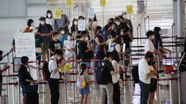 23일 오전 서울 김포국제공항 국내선청사에서 여름 휴가철을 맞아 여행객들이 탑승을 위해 줄을 서 기다리고 있다