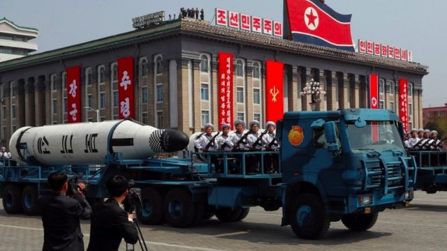 Um caminhão da marinha norte-coreana carrega o míssil balístico lançado por submarino 'Pukkuksong' (SLBM) durante um desfile militar