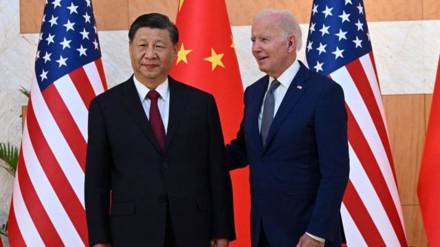 Prezydent USA Joe Biden z prezydentem Chin Xi Jinpingiem.