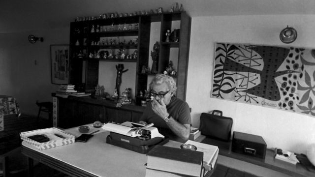 Jorge Amado em Salvador escrevendo em 1972