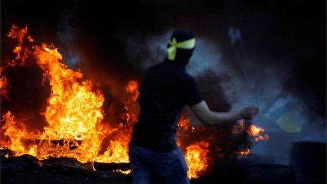 محتج فلسطيني وسط النيران