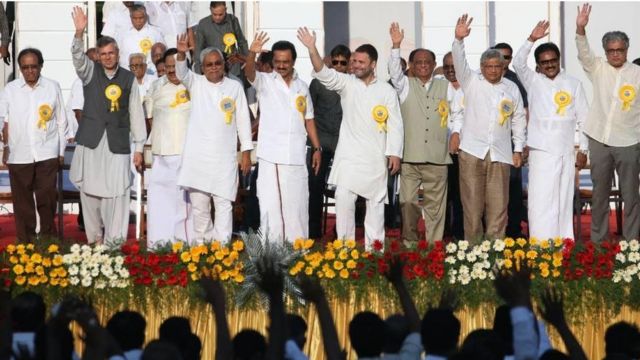 कई पार्टियों के नेता एक साथ मंच पर