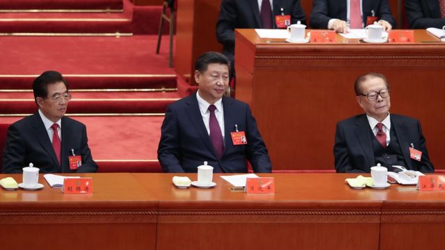 十九大中,胡锦涛、习近平和江泽民(从左至右)