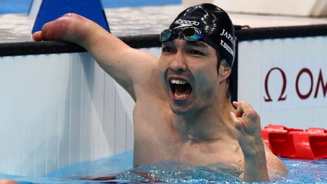 Tokyo 2020 Paralympic Games - Swimming - Men's 100m Freestyle - S4 Final – Tokyo Aquatics Centre, Tokyo, Japan - August 26, 2021. Takayuki Suzuki of Japan celebrates after winning gold REUTERS/Marko Djurica