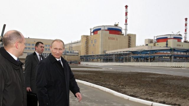 Putin frente a una central nucelar.